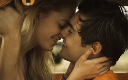 Zac Efron "khóa môi" nóng bỏng với các cô gái