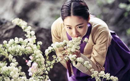 Lee Yeon Hee "choáng ngợp" vì bó hoa to-hơn-người