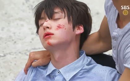Cảnh sát mỹ nam Tae Il (Ahn Jae Hyun) bị đâm máu me đầy người