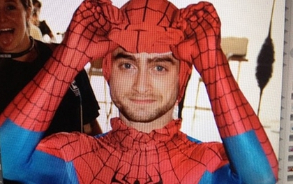 Daniel Radcliffe nghịch ngợm đội lốt Siêu Nhện đẹp trai