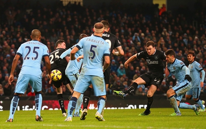 Manchester City 2-2 Burnley: Động đất tại sân Etihad