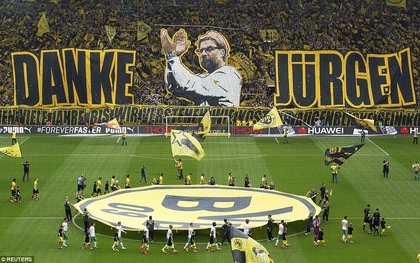 CĐV Dortmund dựng banner khổng lồ tri ân Jurgen Klopp