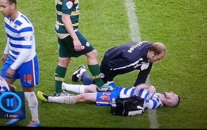 Cầu thủ bị chà đạp lên “chỗ ấy” khi đang dưỡng thương trên sân