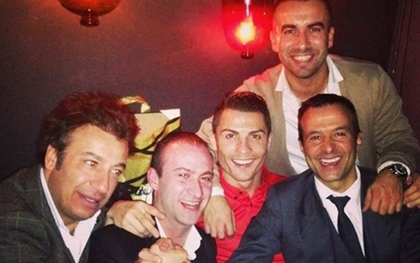 Ronaldo ăn vận lòe loẹt mừng sinh nhật bên chiến hữu