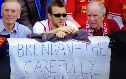 Fan Liverpool lấy HLV Brendan Rodgers để móc máy Manchester United
