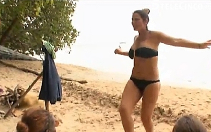 Chị gái Ronaldo mặc bikini nhảy nhót trên biển
