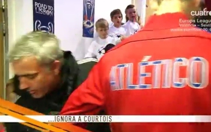 Lộ clip thủ thành Thibaut Courtois bị Mourinho phớt lờ trước trận đấu