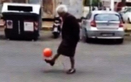 Thích thú với clip cụ bà tâng bóng điêu luyện trên đường phố 