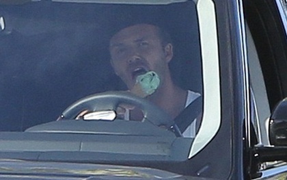 David Beckham "nhồm nhoàm" ăn kem như trẻ con