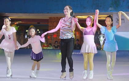 Nữ hoàng sân băng Nhật Bản thân thiện giao lưu với các em nhỏ tại Hà Nội