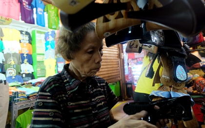 Cụ bà 72 tuổi hơn nửa thế kỷ đóng guốc mộc ở chợ Bến Thành