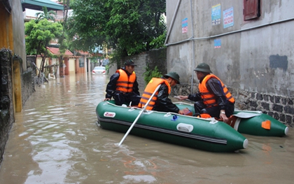 Mưa to khiến TP Uông Bí ngập sâu nhiều nơi: quân đội, cảnh sát cơ động tham gia ứng cứu