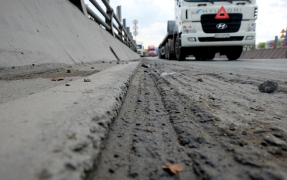 Cận cảnh bê tông bị trồi nhựa, lún sâu tại cầu vượt thép gần 300 tỷ đồng ở Sài Gòn