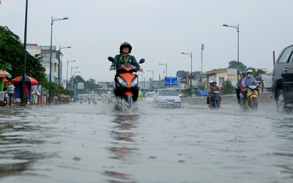 Đường nội đô đẹp nhất Sài Gòn biến thành sông sau cơn mưa chiều