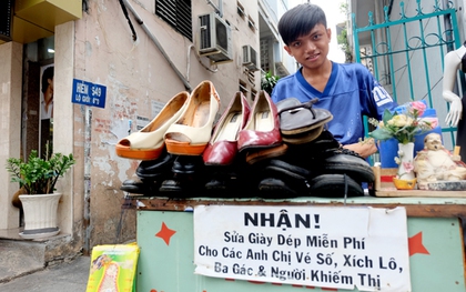 Câu chuyện đẹp về chàng trai 18 tuổi sửa giày dép miễn phí cho người nghèo Sài Gòn