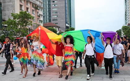 Cầu vồng lục sắc bao phủ phố đi bộ Nguyễn Huệ trong sự kiện diễu hành lớn nhất năm