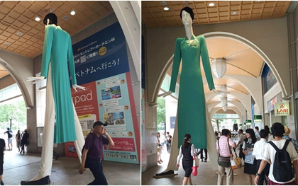 Vì sao cô búp bê mặc áo dài tiếp viên Vietnam Airlines tại Nhật lại có dáng đứng kì lạ?