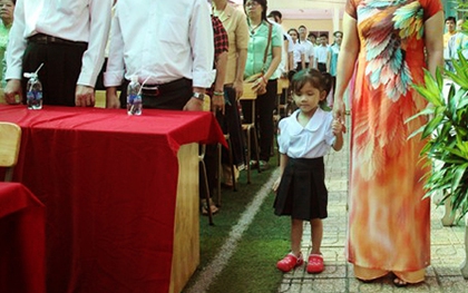 Niềm vui của bé gái mồ côi lần đầu được dự lễ khai giảng ở ngôi trường đặc biệt
