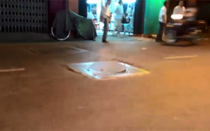 Clip: Hố gas sủi bọt khí, nắp cống rung lắc dữ dội trên đường phố Sài Gòn