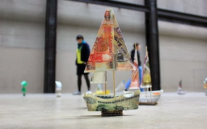 Triển lãm những chiếc thuyền giấy được làm từ... tiền