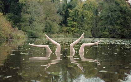 Bộ ảnh kỳ lạ về những đôi chân nổi ngược trên mặt nước 