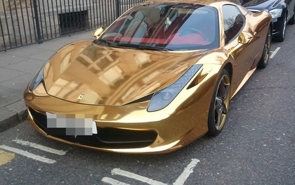 Lóa mắt trước siêu xe Ferrari bằng vàng trên đường phố London