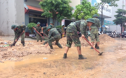 Quảng Ninh: Vất vả dọn bùn đất ngập ngụa sau mưa lũ lịch sử