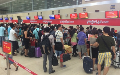 Khách xé rách áo nhân viên hàng không ở sân bay Nội Bài
