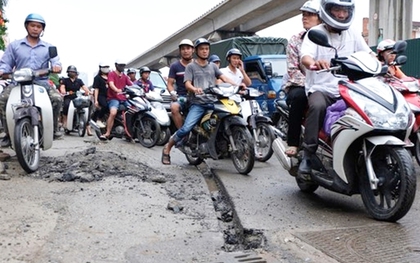 Hà Nội: Nhiều người dân bị sập bánh xe vì loạt rãnh xẻ lớn trên đường Nguyễn Trãi 