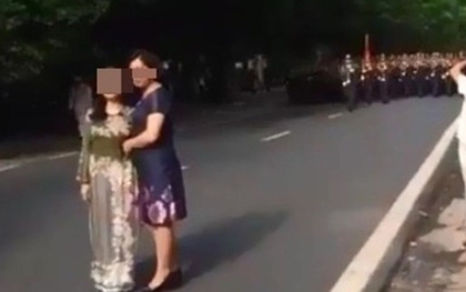 Hai phụ nữ "chặn đường" đoàn diễu binh chụp ảnh bất ngờ lên tiếng