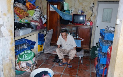 Cụ ông 76 tuổi sống cô độc, ngủ ngay cạnh nhà vệ sinh ở Hà Nội
