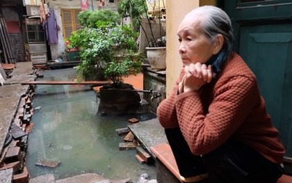 Gần 60 người dân phải căng kín lưới, sống chung với nước cống giữa Hà Nội