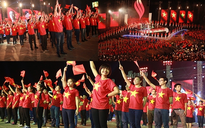 Hàng trăm bạn trẻ vẫy cao cờ đỏ sao vàng cùng Nick Vujicic "Tỏa sáng nghị lực Việt"