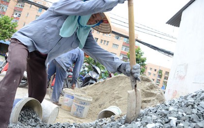 Cận cảnh những công việc cực nhọc nhất trong trưa nắng Sài Gòn