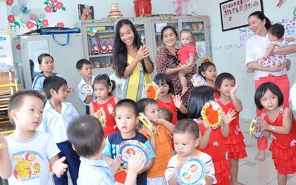 Đoan Trang vui trung thu sớm với trẻ em khuyết tật