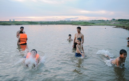 Nắng nóng, người Hà Nội chọn sông, hồ làm bãi tắm giải nhiệt