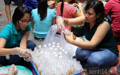 Hàng ngàn chai nước hoa quả đến với người lao động nghèo Sài Gòn