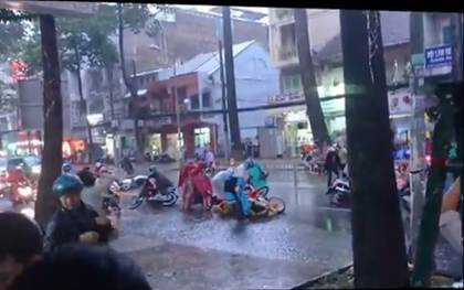Hoảng hốt với clip té xe hàng loạt trên đường phố Sài Gòn