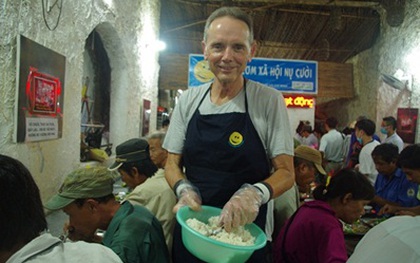 Ông Tây sang Việt Nam làm bồi bàn ở quán cơm 2.000 đồng