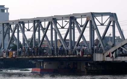 Triều cường cao kỷ lục gây kẹt tàu dưới gầm cầu Bình Lợi