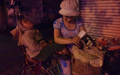 Câu chuyện xúc động về hai mẹ con bán vé số đêm ở Sài Gòn