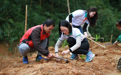 Người trẻ trên hành trình trồng cây bảo vệ đất và người
