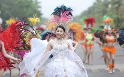 Nhìn biển người tại lễ hội hoa Sầm Sơn, biết ngay điểm ăn chơi cực "đã" mùa hè này