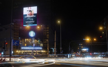 Billboard khắp Sài Gòn xuất hiện lời chúc phúc cho đám cưới của Minh Hằng