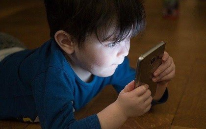 Trẻ thời nay không những dậy thì sớm mà còn dễ gặp phải một vấn đề do tiếp xúc với đồ điện tử quá nhiều