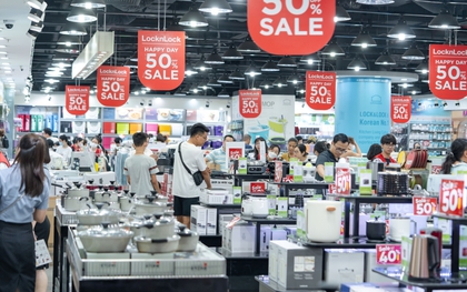Săn sale 50%++ “hàng hiệu giá hời”, hàng ngàn gia đình kéo tới các trung tâm thương mại trong Lễ hội mua sắm Đỏ