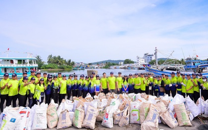 ACB tham gia dọn rác bãi biển trong Ngày Vì môi trường Phú Quốc