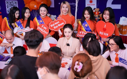 Hoa hậu Lương Thuỳ Linh "khoe" vẻ đẹp tri thức tại ngày hội tuyển sinh lớn bậc nhất miền Bắc