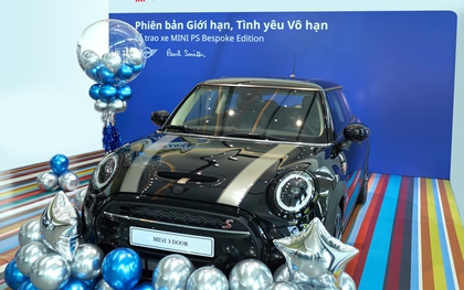 Ngân hàng UOB Việt Nam trao ô tô Mini Cooper cho khách hàng trúng thưởng chương trình "Quay số trúng thưởng cùng UOB"