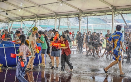 Nếu Thái Lan có Songkran, thì TP.HCM cũng có đại hội té nước Splash Out cực mát